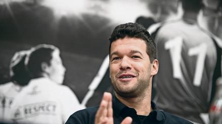 Michael Ballack hat neue Ideen für Bastian Schweinsteigers Karriere.