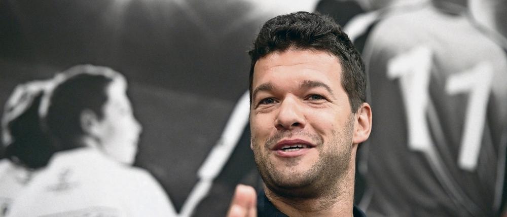 Michael Ballack hat neue Ideen für Bastian Schweinsteigers Karriere.