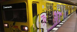 Dauerärger Graffiti. Und Fahrgäste haben das Nachsehen.