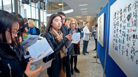 Anlässlich der Jubiläumsfeier zeigte das Konfuzius-Institut im Henry-Ford-Bau die Kalligrafie-Ausstellung „Der Geist der Peking-Universität“.