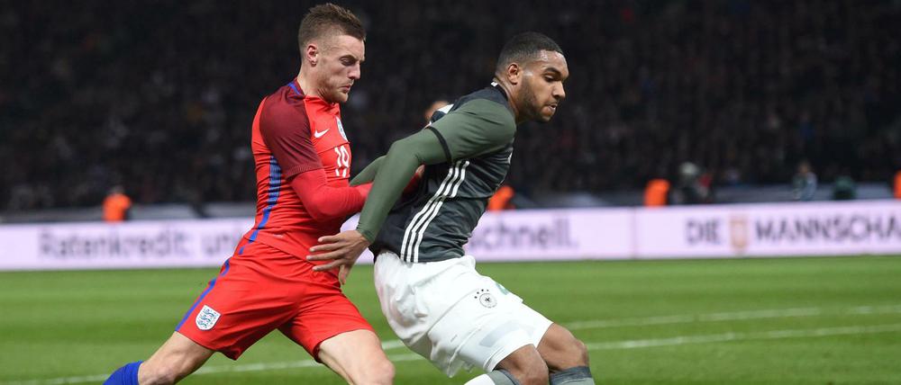 Jonathan Tah (r) und der Engländer Jamie Vardy.