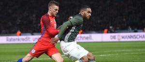 Jonathan Tah (r) und der Engländer Jamie Vardy.