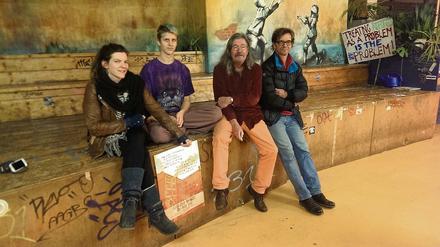 Ausgezeichnet: Die Schüler Daniela Walter und Julian Gerull mit ihren Lehrern Klaus Trappmann und Hermann Werle (v.l.n.r.) in der Schule für Erwachsenenbildung im Mehringhof.