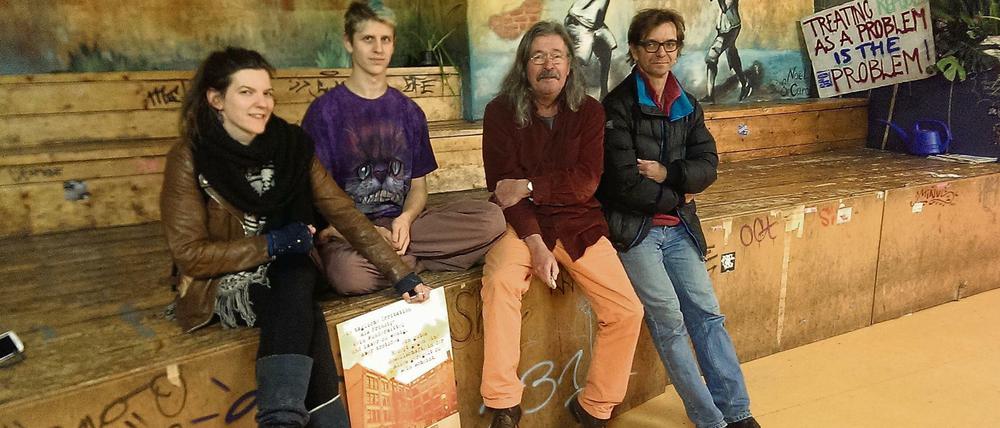 Ausgezeichnet: Die Schüler Daniela Walter und Julian Gerull mit ihren Lehrern Klaus Trappmann und Hermann Werle (v.l.n.r.) in der Schule für Erwachsenenbildung im Mehringhof.