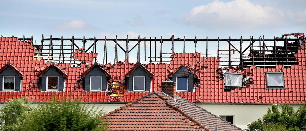 Der ausgebrannte Dachstuhl der geplanten Flüchtlingsunterkunft im sachsen-anhaltischen Tröglitz. Auf das Gebäude war im April vergangenen Jahres ein Brandanschlag verübt worden.