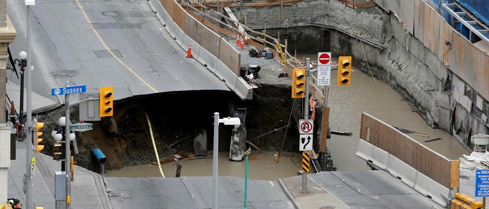 Krater verschluckt Straße in Ottawa.