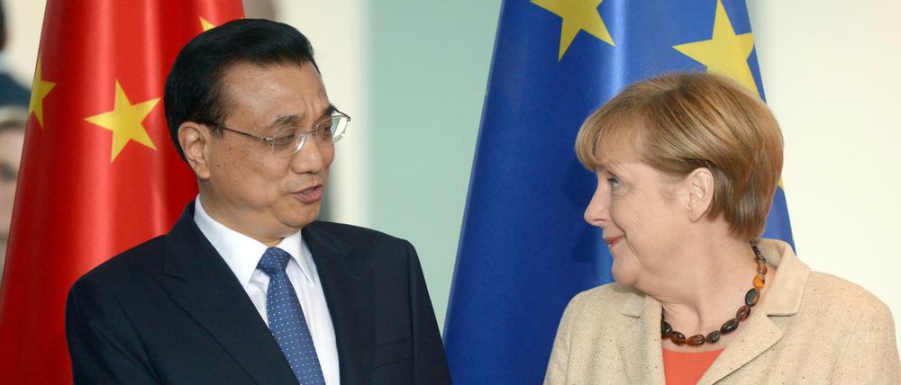 Bundeskanzlerin Angela Merkel (CDU) und der chinesische Ministerpräsident Li Keqiang unterhalten sich 2014 im Rahmen der 3. deutsch-chinesischen Regierungskonsultationen.
