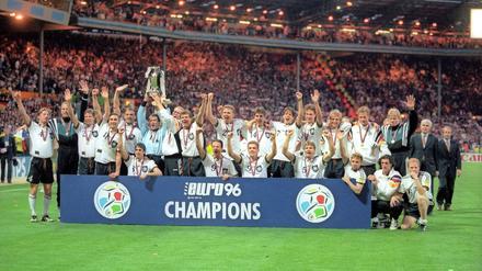 Jens Todt (2. v. r, untere Reihe) darf sich Europameister 1996 nennen, obwohl er nur beim Finale dabei war und dort nicht zum Einsatz kam.