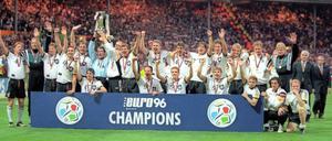 Jens Todt (2. v. r, untere Reihe) darf sich Europameister 1996 nennen, obwohl er nur beim Finale dabei war und dort nicht zum Einsatz kam.