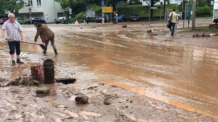 Schwere Unwetter waren am Dienstag über Eppelborn im Landkreis Neunkirchen (Saarland) niedergegangen und haben die Straßen überflutet.