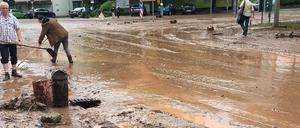 Schwere Unwetter waren am Dienstag über Eppelborn im Landkreis Neunkirchen (Saarland) niedergegangen und haben die Straßen überflutet.