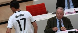 Sven Petke (CDU) geht am Mittwoch in einem Boateng-Trikot an Alexander Gauland vorbei.