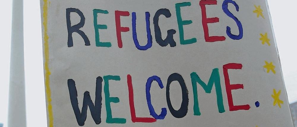 Unterstützer von "Moabit hilft" demonstrieren für Flüchtlingsrechte. Besonders Mitarbeiter dieser Initiative werden häufig bedroht. 