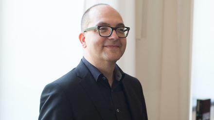 Steffen Kailitz vom Hannah-Arendt-Institut für Totalitarismusforschung an der TU Dresden steht am Freitag vor Beginn einer mündlichen Verhandlung im Landgericht in Dresden.