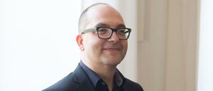 Steffen Kailitz vom Hannah-Arendt-Institut für Totalitarismusforschung an der TU Dresden steht am Freitag vor Beginn einer mündlichen Verhandlung im Landgericht in Dresden.