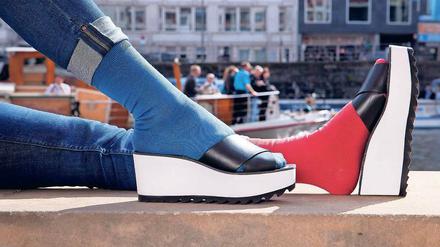 Socken in offenen Schuhen? Ja, das geht jetzt. Und erst recht, wenn die Socken so bunt sind wie die von Minga Berlin. 