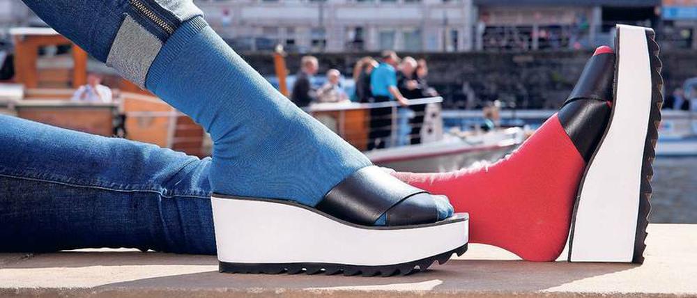 Socken in offenen Schuhen? Ja, das geht jetzt. Und erst recht, wenn die Socken so bunt sind wie die von Minga Berlin. 