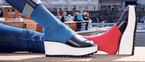Socken in offenen Schuhen? Ja, das geht jetzt. Und erst recht, wenn die Socken so bunt sind wie die von Minga Berlin. 