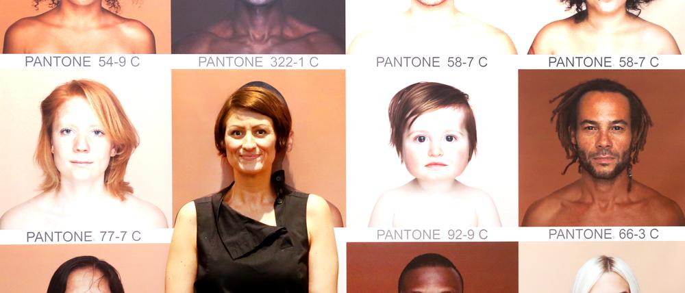 „Zwei Millionen Jahre Migration" hieß eine Ausstellung im Neanderthal-Museum in Mettmann, mit der Kuratorin Melanie Wunsch (vorn) zeigen wollte, dass wir im Prinzip alle Ausländer sind und Nachfahren von Migranten.  Foto: Roland Weihrauch/dpa