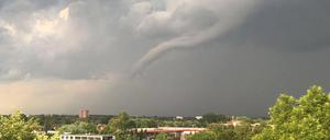 Eine Windhose, möglicherweise der Tornado, über Hamburg im Stadtteil Bramfeld.