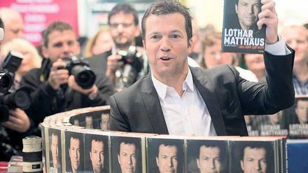 Umringt von sich selbst. Auf 240 Seiten hat Lothar Matthäus das aufschreiben lassen, was ihn in seinem Leben auf und neben dem Platz umtrieb und umtreibt.
