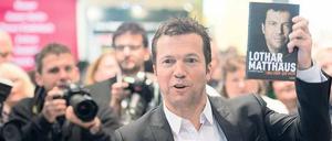 Umringt von sich selbst. Auf 240 Seiten hat Lothar Matthäus das aufschreiben lassen, was ihn in seinem Leben auf und neben dem Platz umtrieb und umtreibt.