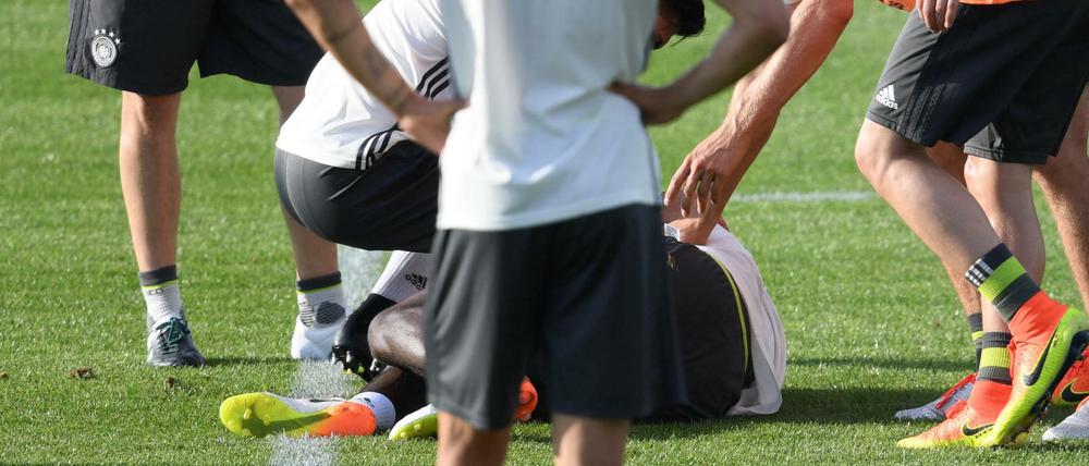 Am Boden. Antonio Rüdiger bleibt liegen, Thomas Müller ahnt Schlimmes.