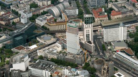 Die Baustelle des Hochhausprojekts "Upper West", das einmal 119 Meter hoch werden soll. Dahinter das ebenso hohe Zoofenster mit dem Waldorf Astoria. 