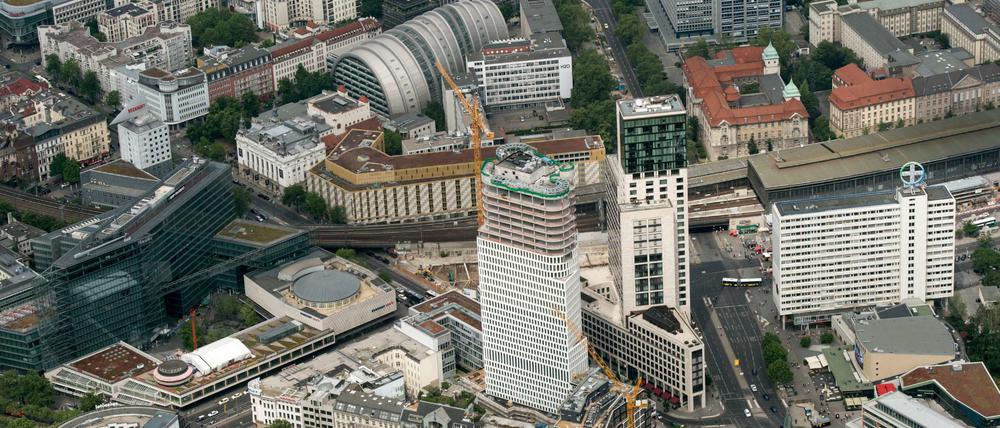 Die Baustelle des Hochhausprojekts "Upper West", das einmal 119 Meter hoch werden soll. Dahinter das ebenso hohe Zoofenster mit dem Waldorf Astoria.