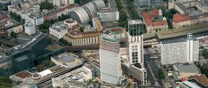 Die Baustelle des Hochhausprojekts "Upper West", das einmal 119 Meter hoch werden soll. Dahinter das ebenso hohe Zoofenster mit dem Waldorf Astoria. 