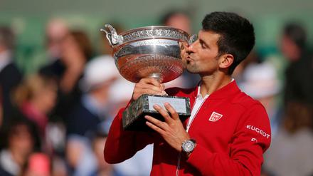 Lange verschmähte Liebe. Novak Djokovic kann zum ersten Mal den Pokal der French Open küssen.