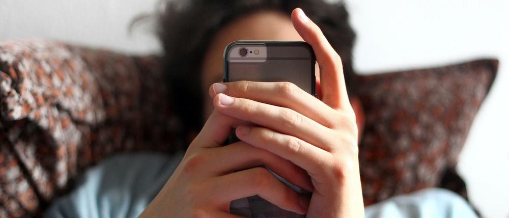 Jeder zehnte Jugendliche ist Smartphone-süchtig.