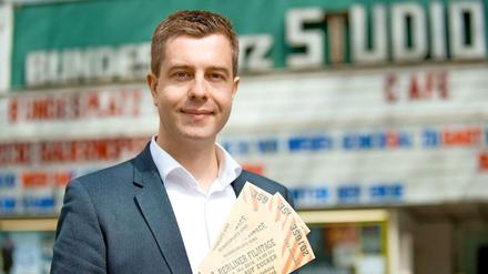 Stefan Evers vor dem Kino am Bundesplatz, hier mit Karten für den im Mai gezeigten Film "Alles auf Zucker".