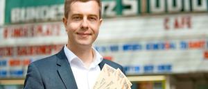 Stefan Evers vor dem Kino am Bundesplatz, hier mit Karten für den im Mai gezeigten Film "Alles auf Zucker".