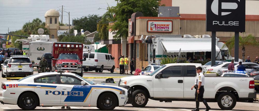 Der Tag danach: Polizei und Medienvertreter vor dem Nachtclub "Pulse" in Orlando.