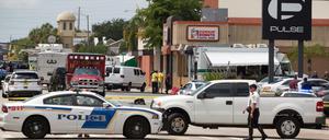 Der Tag danach: Polizei und Medienvertreter vor dem Nachtclub "Pulse" in Orlando.