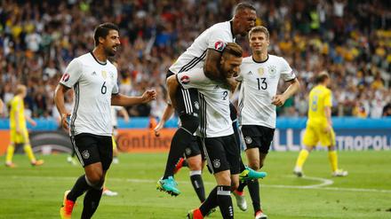 Die deutsche Mannschaft jubelt über das Tor von Shkodran Mustafi.