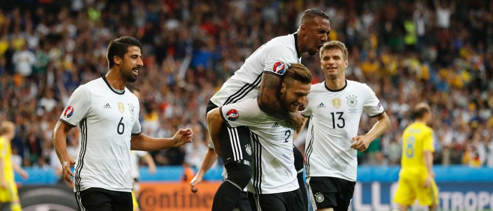 Die deutsche Mannschaft jubelt über das Tor von Shkodran Mustafi.