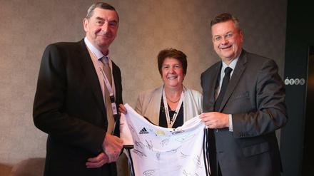 DFB-Präsident Reinhard Grindel (rechts) mit Daniel Nivel und dessen Frau Lorette Nivel.