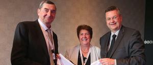 DFB-Präsident Reinhard Grindel (rechts) mit Daniel Nivel und dessen Frau Lorette Nivel.