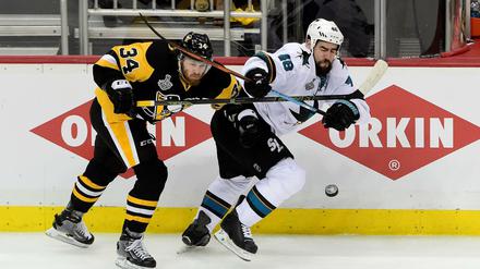 Tom Kühnhackl von den Pittsburgh Penguins (links) und Tomas Hertl von den San Jose Sharks (rechts) kämpfen um den Puck.