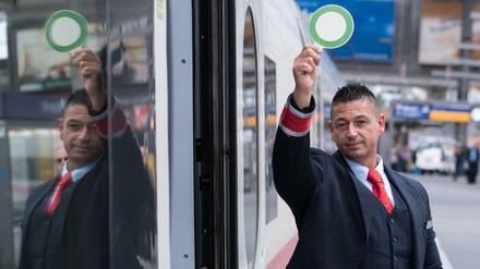 Zugpersonal könnten Bahn-Kunden künftig seltener zu Gesicht bekommen - die Bahn denkt über führerlose Züge nach.