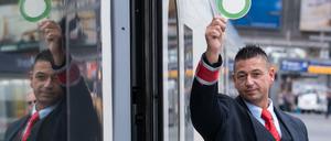 Zugpersonal könnten Bahn-Kunden künftig seltener zu Gesicht bekommen - die Bahn denkt über führerlose Züge nach.