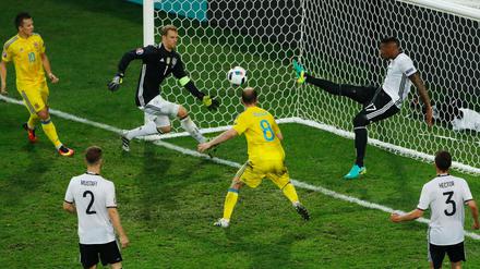Jerome Boateng rettet artistisch auf der Linie.