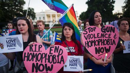 Gedenken an die Opfer von Orlando vor dem Weißen Haus in Washington
