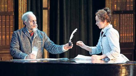 Pikante Noten. Vladimir Stoyanov als Fürst Jeletski und Svetlana Aksenova als Lisa. 