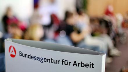 Wartende sitzen am im Jobcenter der Bundesagentur für Arbeit.