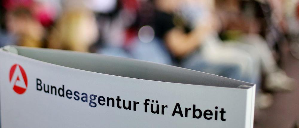 Wartende sitzen am im Jobcenter der Bundesagentur für Arbeit.