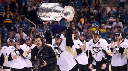 Sieg im Stanley Cup: Matt Cullen von den Pittsburgh Penguins mit der begehrten Trophäe