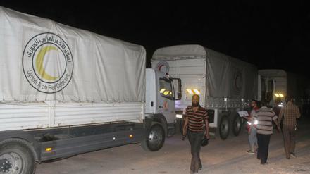 Ein Hilfskonvoi mit Lebensmitteln und Arzneimitteln erreicht in der Nacht zu Freitag die syrische Stadt Daraja. 